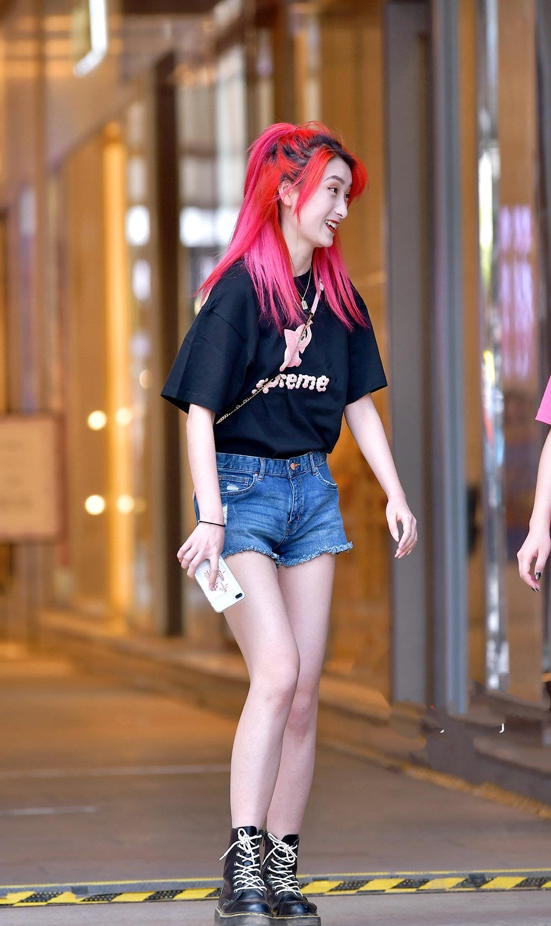 黑色上衣,搭配牛仔短裤 马丁靴,穿出精致优雅气质