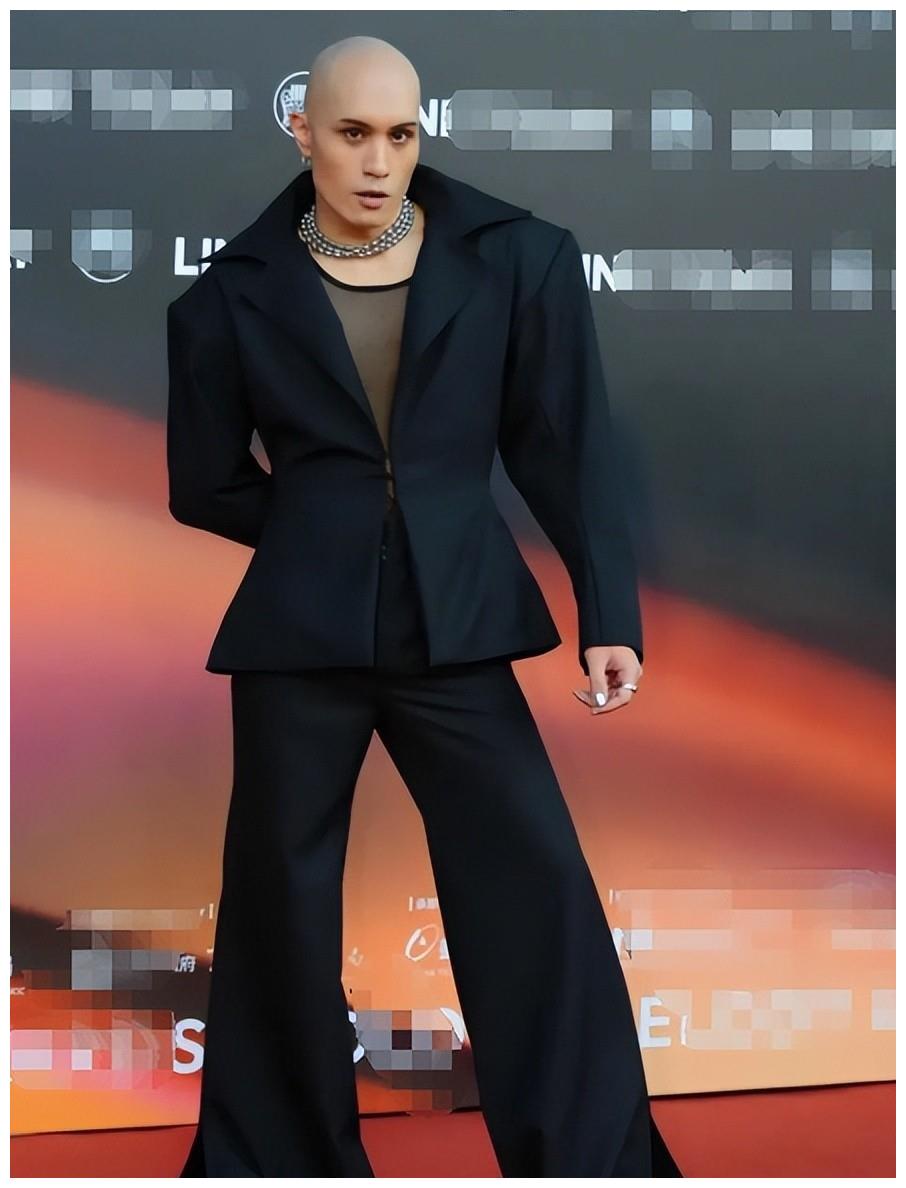 7月最土的三大红毯!鸡毛装、披床单、野猪造型,土得我笑出猪叫休闲区蓝鸢梦想 - Www.slyday.coM 7月最土的三大红毯!鸡毛装、披床单、野猪造型,土得我笑出猪叫休闲区蓝鸢梦想 - Www.slyday.coM