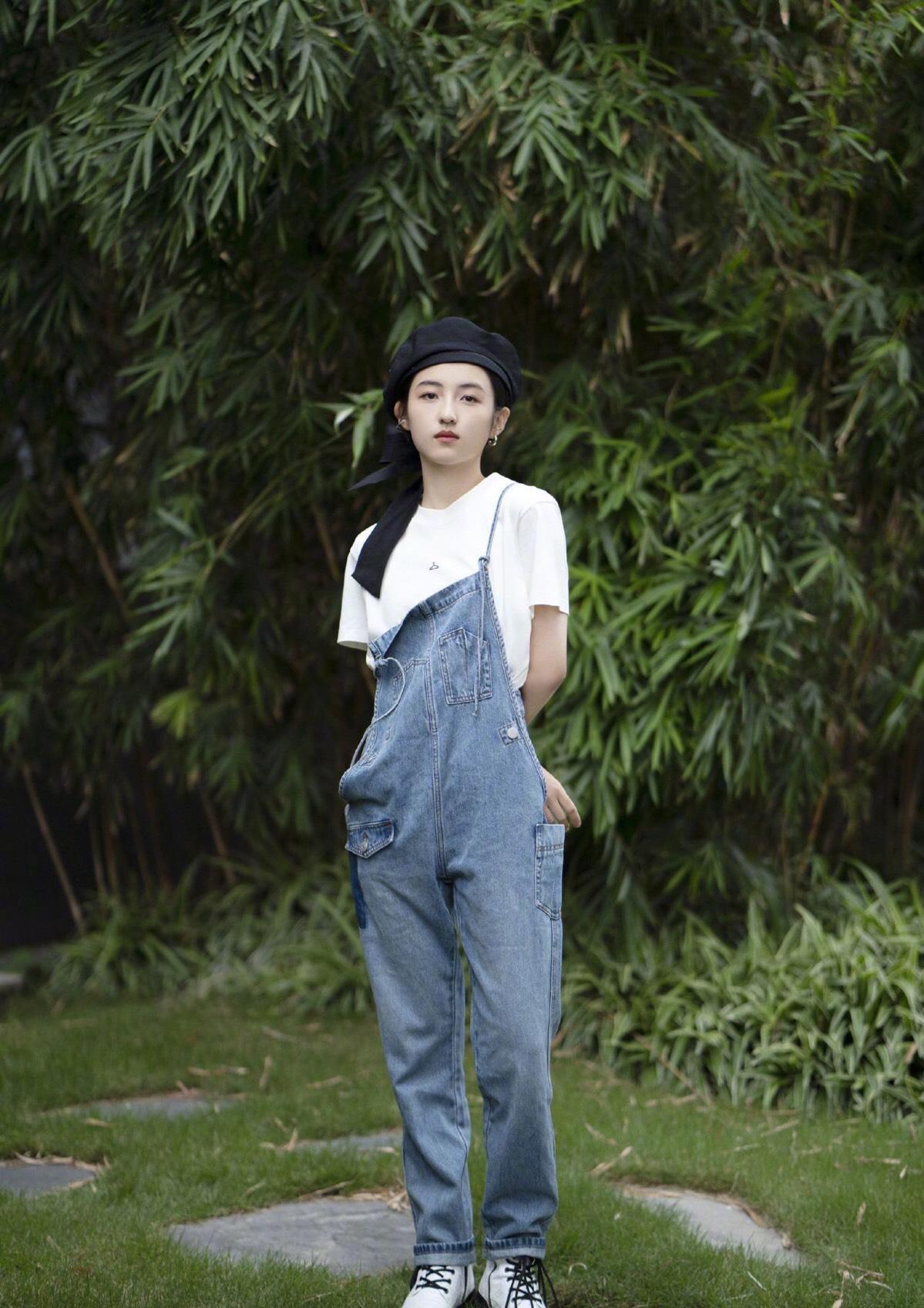 张子枫太清纯白t恤搭背带牛仔裤戴上贝雷帽好俏皮