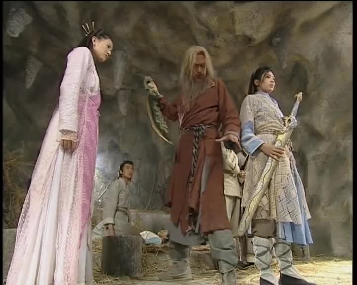 倚天芷若阻止屠龙刀和倚天剑相砍赵敏觉得奇怪质问芷若