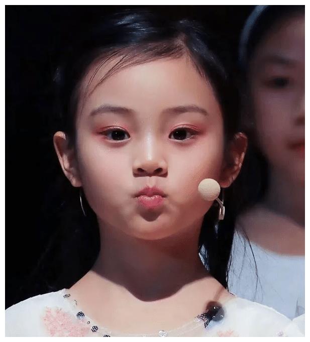 有种"整容"叫甜馨化浓妆,离开十级美颜后,模样越来越像贾乃亮