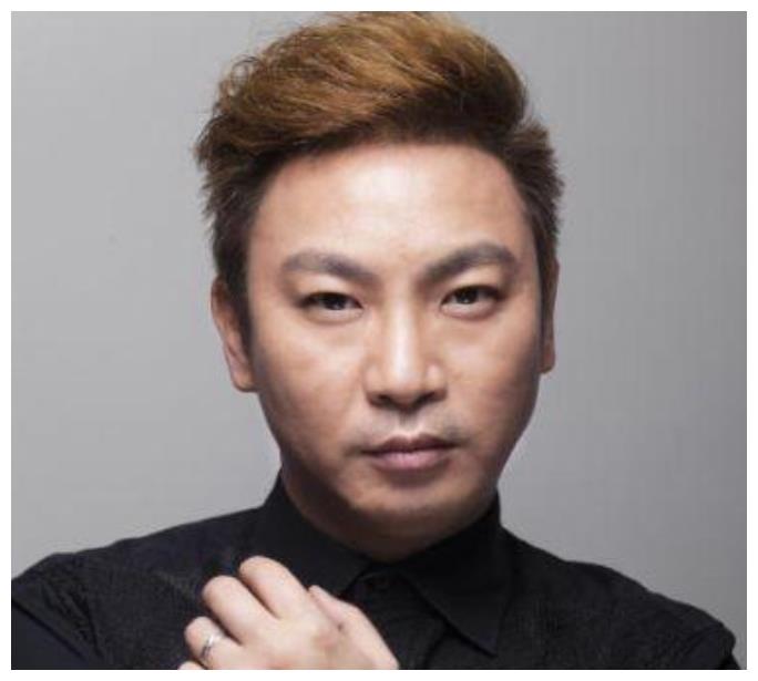 靠一首歌走红,被伴舞连砍三刀,毁容后遭人厌弃,如今身价上亿