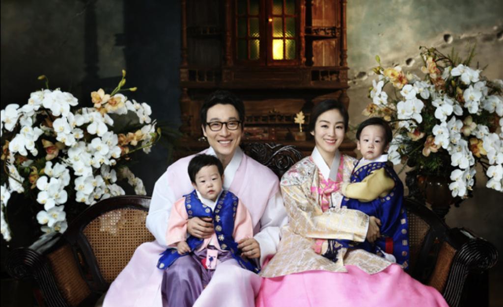 双胞胎妈妈文正媛再陷非议 网友曝其买玩具不给钱 与李辉才差8岁