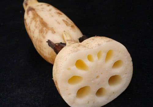 莲蓬炒下就"黑"了?星级厨师教你这三招,莲藕炒好白如玉