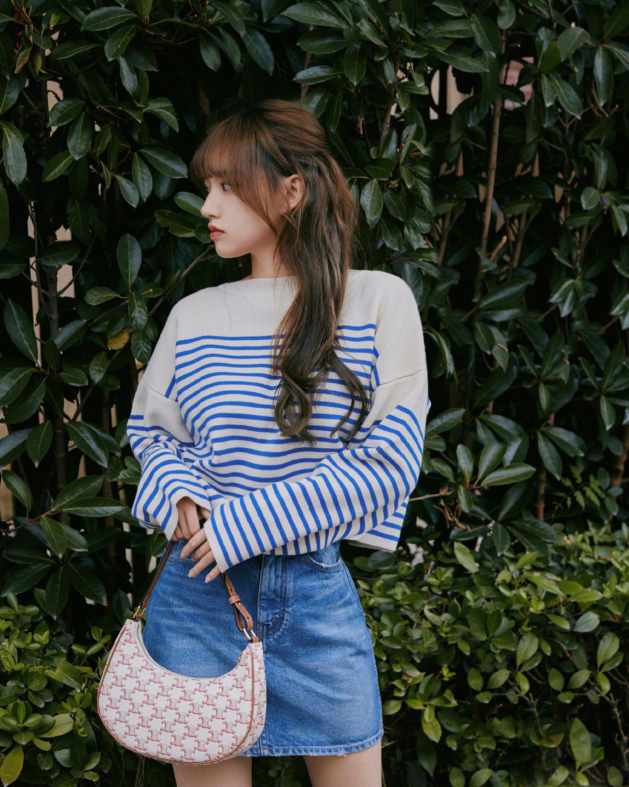 程潇分享时尚穿搭,身穿蓝色条纹上衣,搭配牛仔短裙