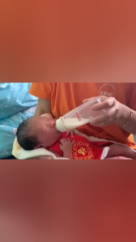 刚出生的小宝宝喝奶好可爱,还喝的好欢啊,太可爱了!_手机新浪网