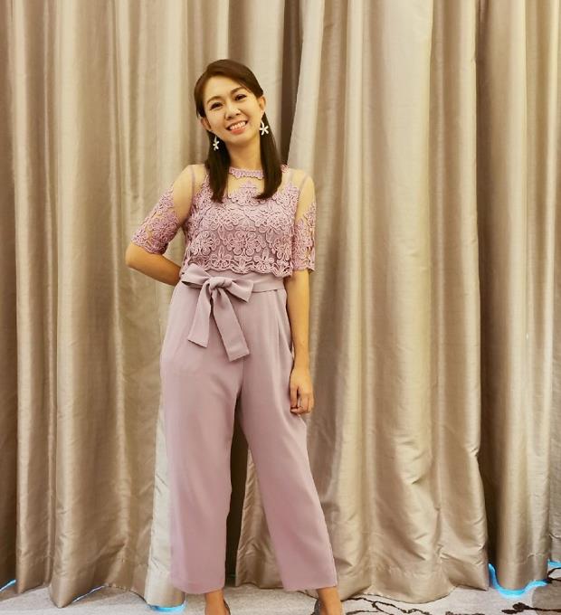 39岁卓依婷罕见露面,t恤配七分裤休闲减龄,气质不减当年