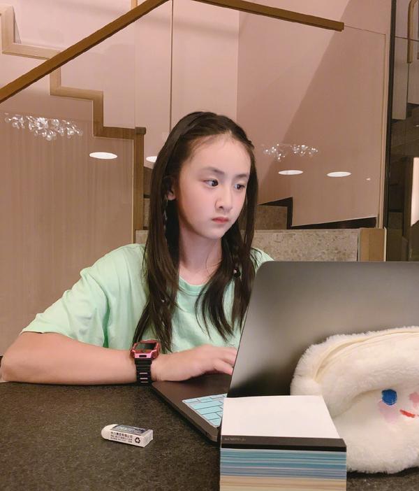 森碟怎么变样了12岁近照眉眼神似爸爸穿运动装脸大下巴长