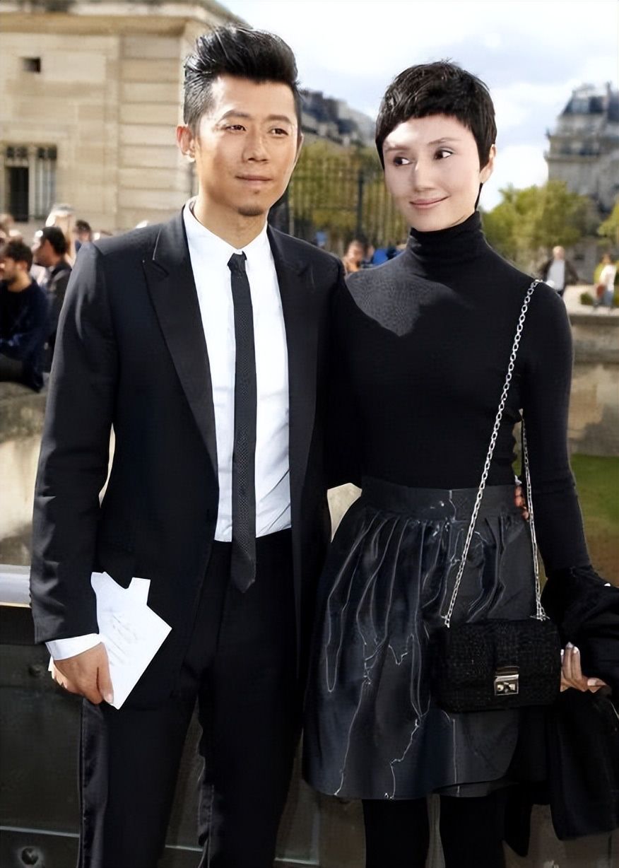 夏雨和袁泉23年婚姻成楷模,黑白穿搭神同步,影帝和影后的爱情休闲区蓝鸢梦想 - Www.slyday.coM 夏雨和袁泉23年婚姻成楷模,黑白穿搭神同步,影帝和影后的爱情休闲区蓝鸢梦想 - Www.slyday.coM