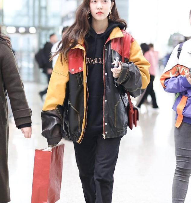 宋妍霏街拍:拼色皮夹克直筒裤 dr.martens马丁靴帅气酷范儿