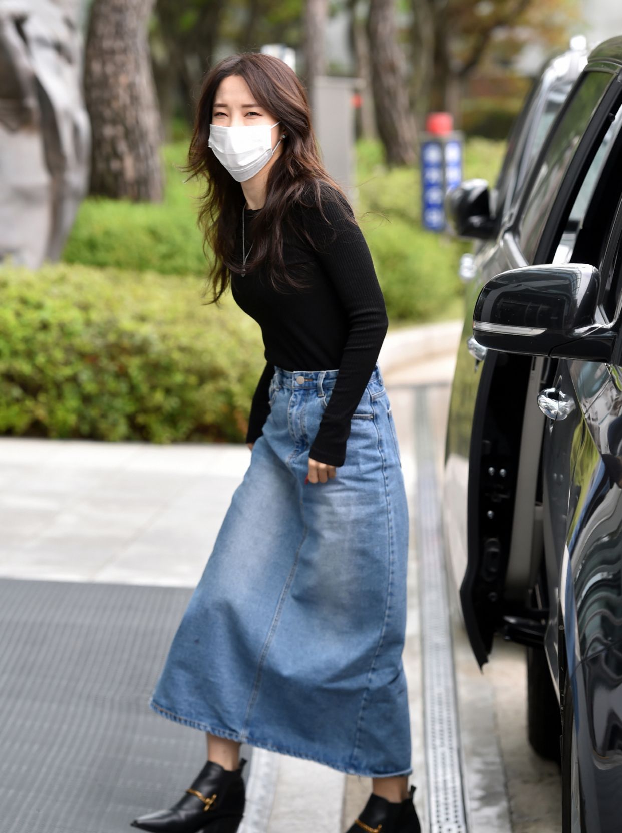 全智允穿黑色针织衫瘦得抢镜,牛仔半裙把身材比例勾勒得更完美