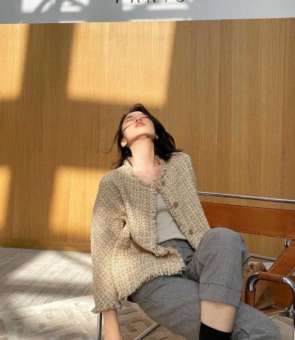 苗苗当妈后脸圆了一点,穿编织外套配牛仔裤,亲切感气质太舒服了