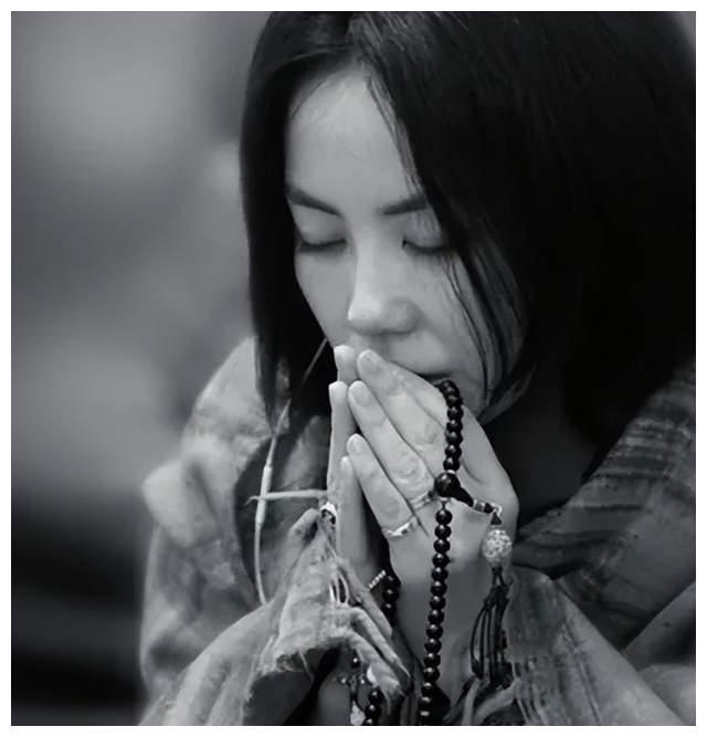 15岁小女儿衣不系扣,25岁大女儿抽烟纹身,天后王菲修的什么佛__财经