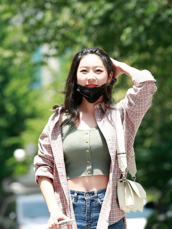 金赛纶学会低调!穿格纹衬衫配牛仔裤,脚踩拖鞋洋溢青春范