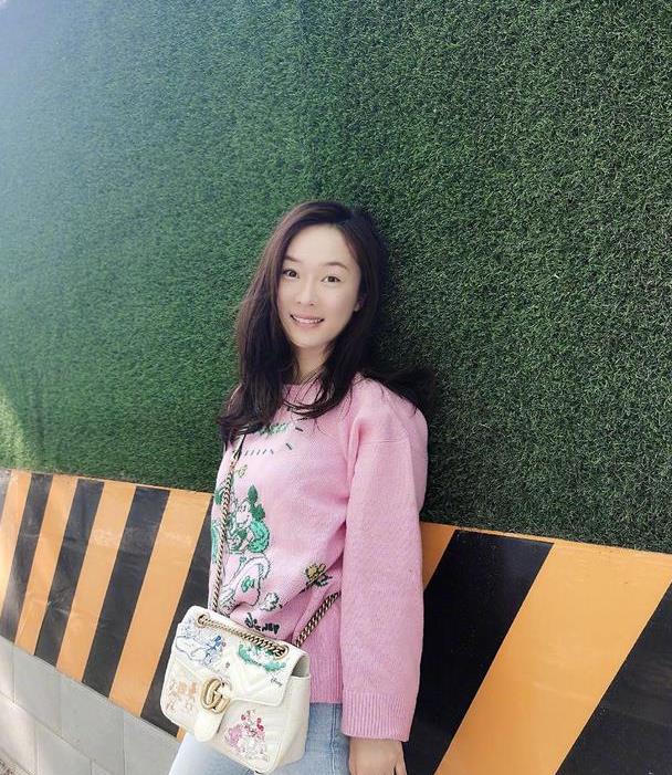 霍思燕又嫩了穿粉色毛衣配牛仔裤凹造型素颜气质竟然更出众