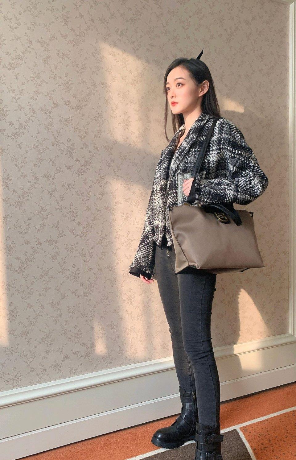 何泓姗状态真是好极了格纹外套配牛仔裤干练利落大秀好身段