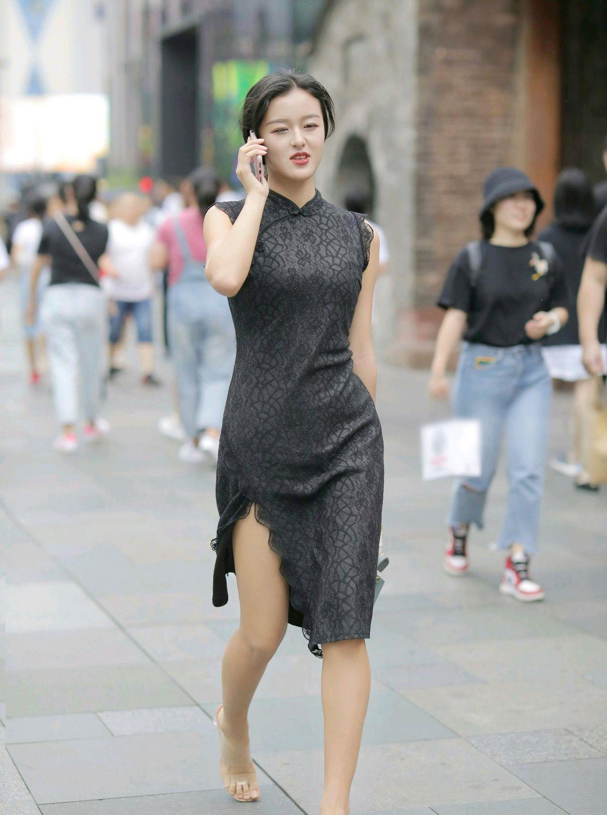 黑色改良蕾丝旗袍搭配透明高跟凉鞋把女性古典美完美展现