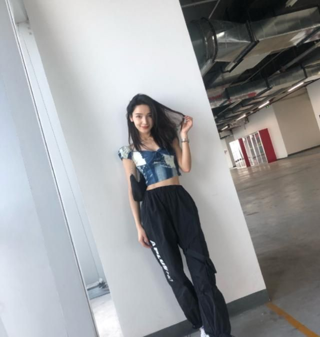 代斯五官显异域风情,细腰大长腿更加分,这时尚感太强了