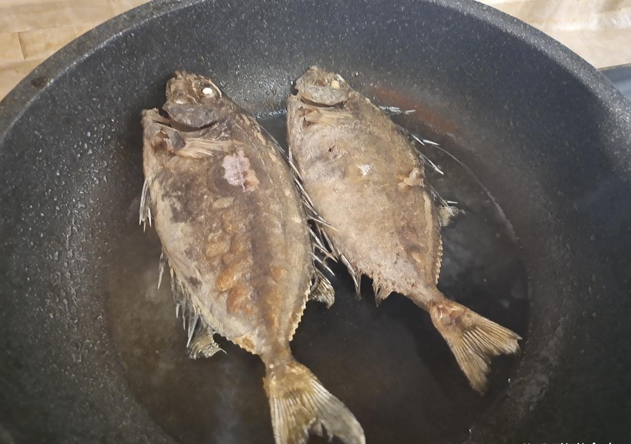 【准备食材】豆腐,贴石鱼,番茄,葱,姜,盐,白胡椒粉【操作步骤】第一步