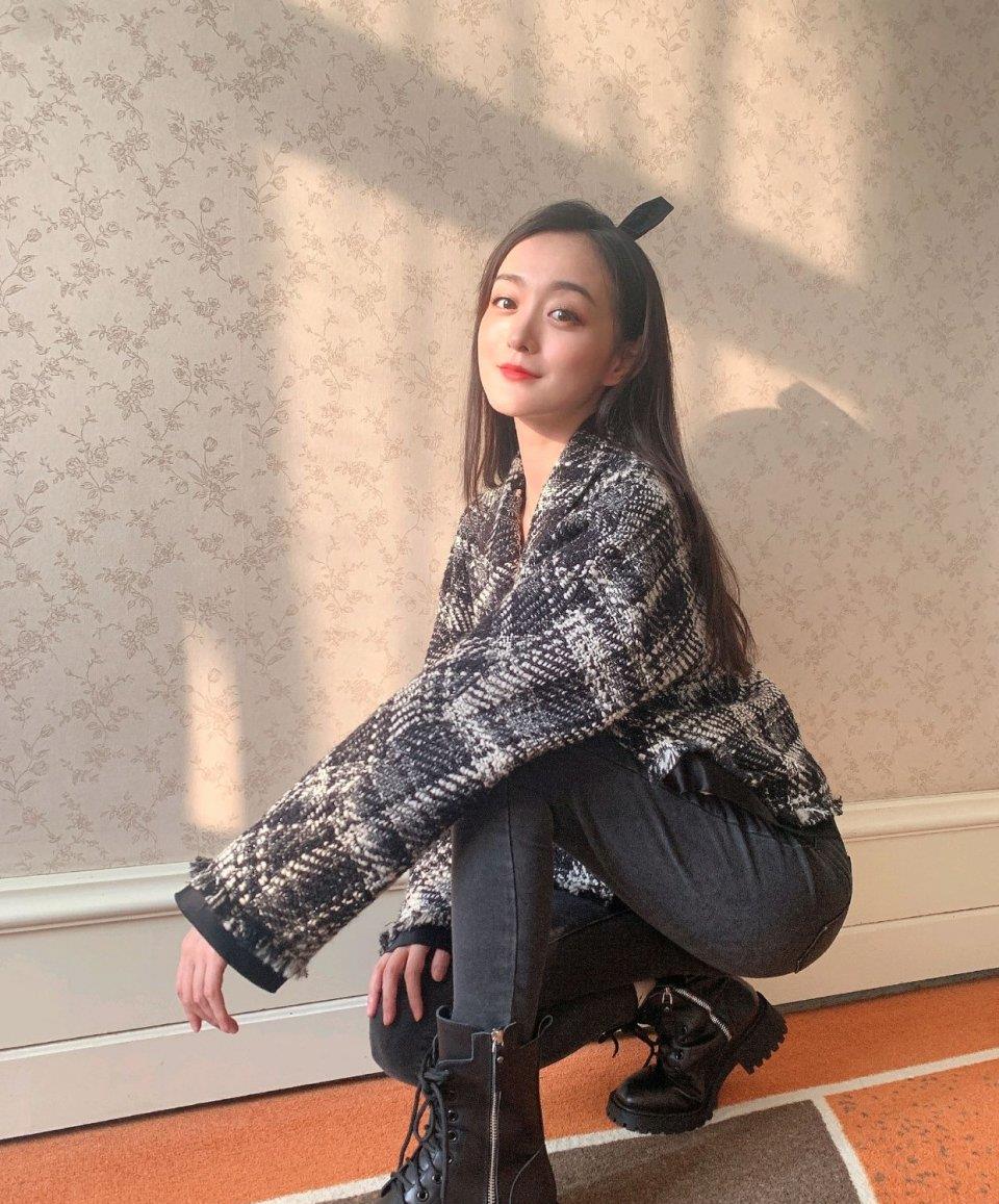 何泓姗状态真是好极了格纹外套配牛仔裤干练利落大秀好身段