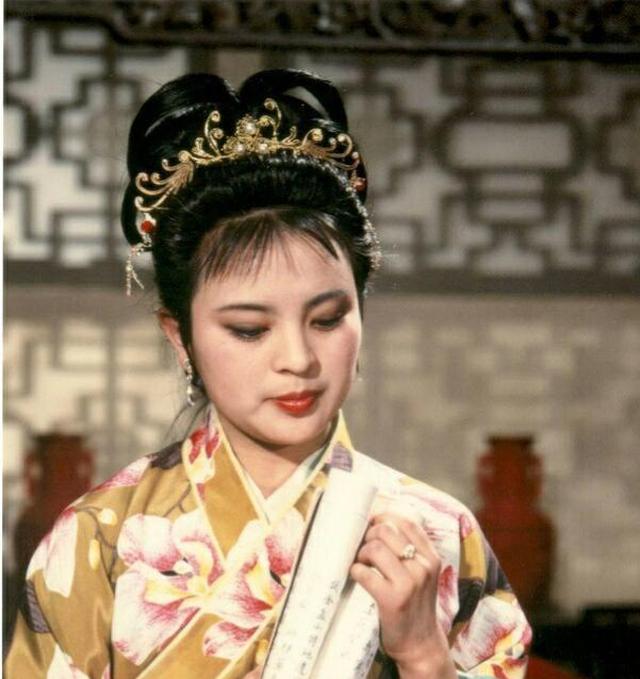 后来贾府逐渐衰落,而薛宝琴也在抄检大观园后顺势离