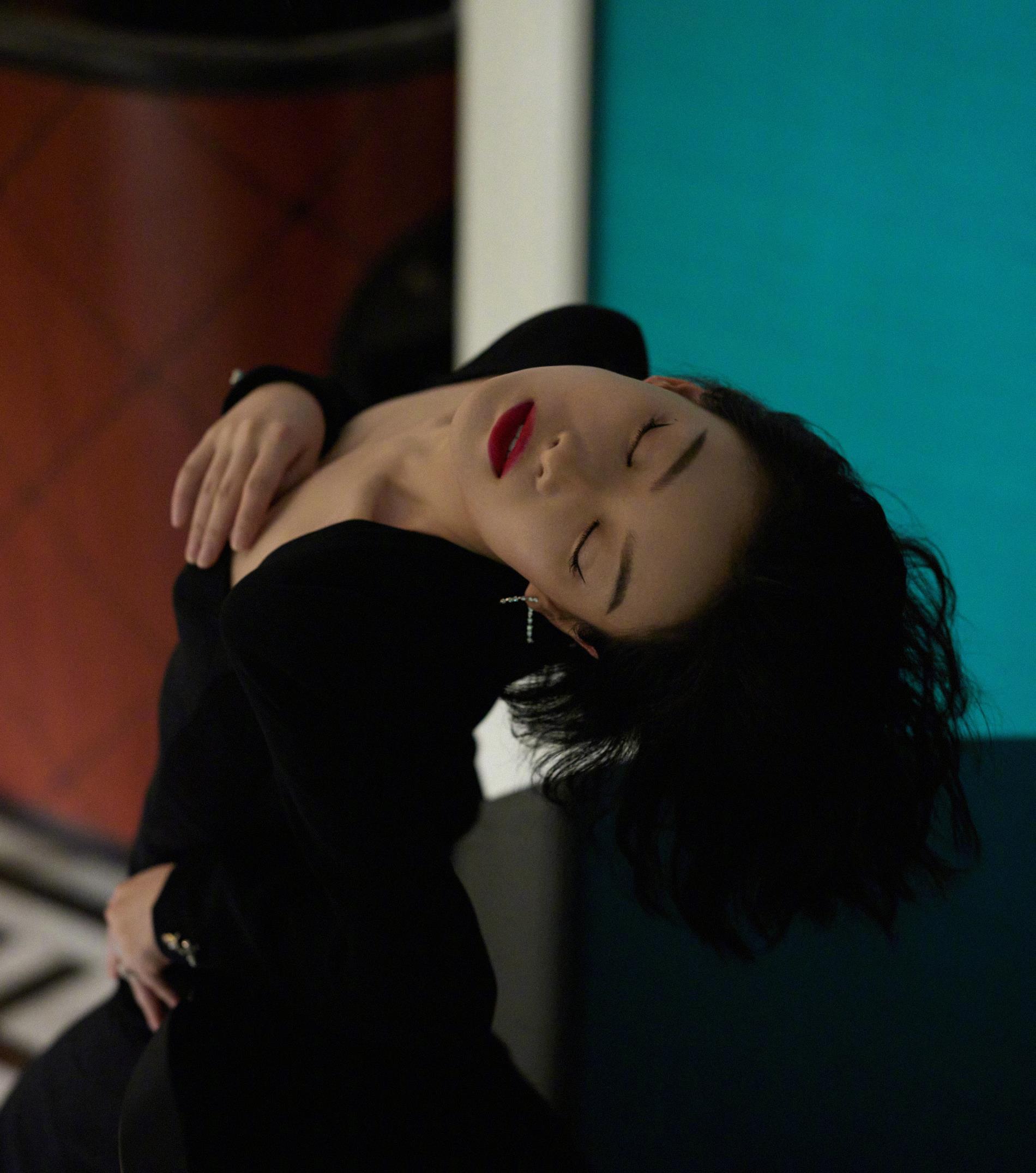 倪妮写真,红唇娇艳,时尚性感