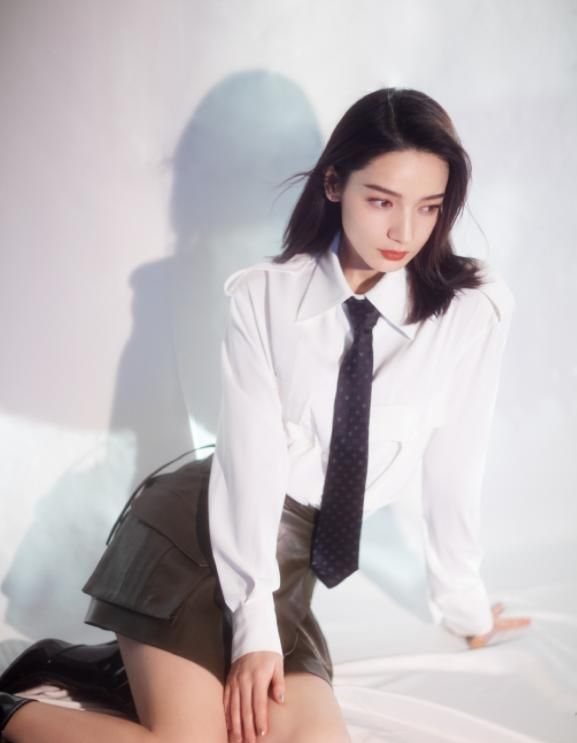 代斯五官显异域风情,细腰大长腿更加分,这时尚感太强了__财经头条