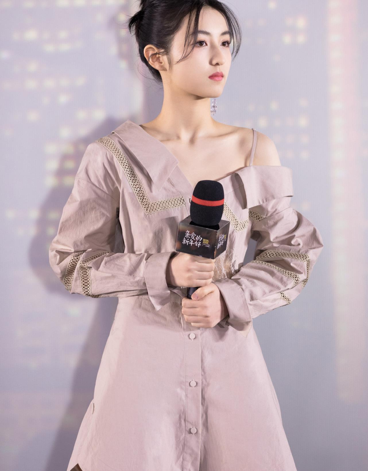 张子枫尝试中性风穿搭,绿色针织衫搭配干练短发,风格格外帅气