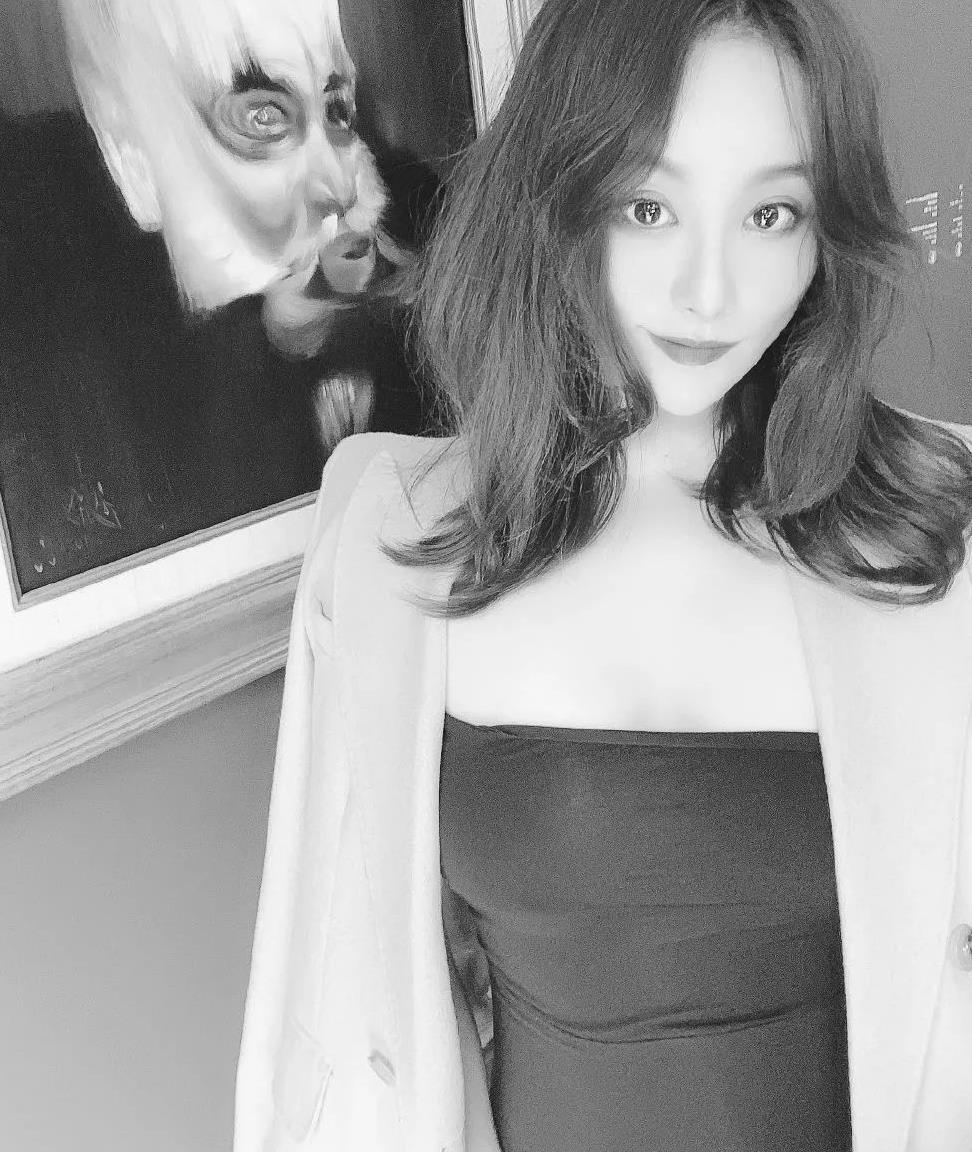 9时尚解读虽然沈娜不是真正的明星,但是就她这种个人状态,简直可以说"