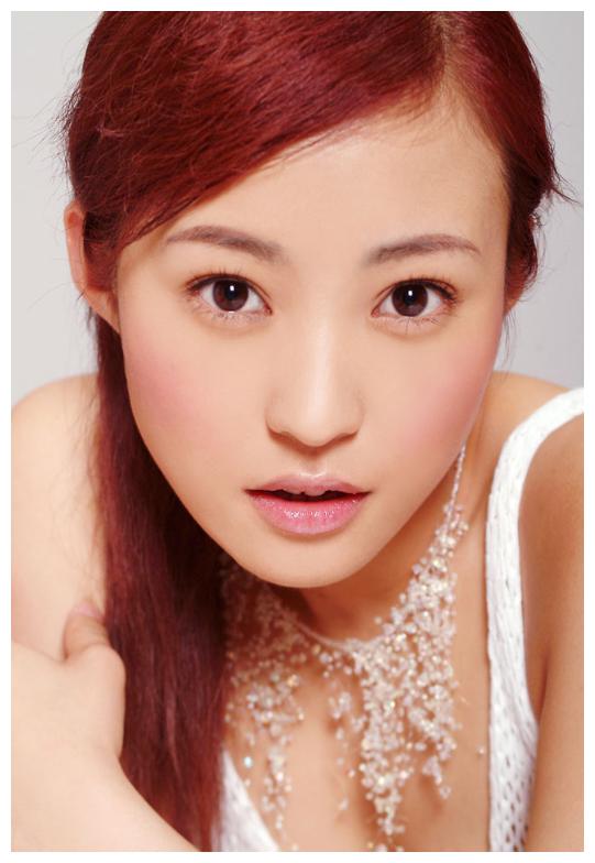 她出道23年事业顺风顺水,感情之路坎坷,在42岁时又大火一把!