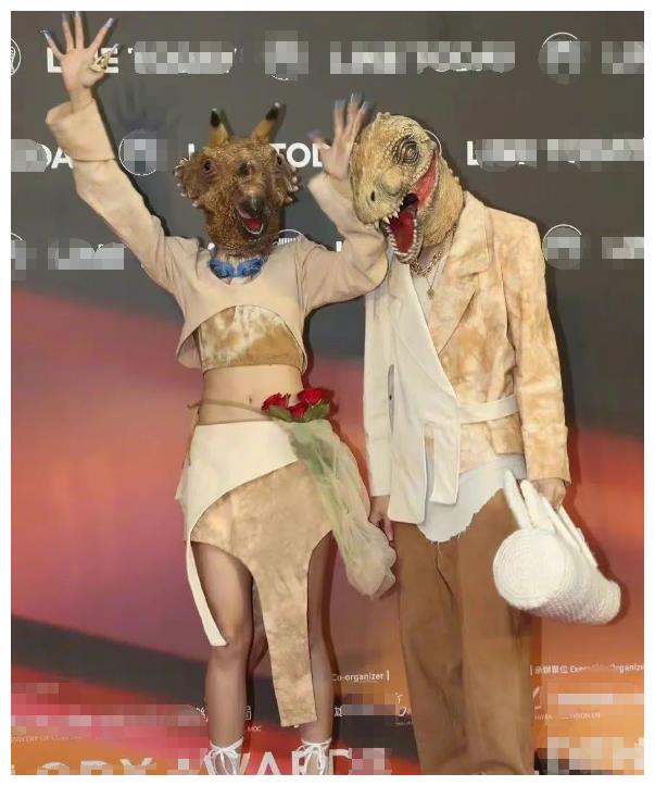 7月最土的三大红毯!鸡毛装、披床单、野猪造型,土得我笑出猪叫休闲区蓝鸢梦想 - Www.slyday.coM 7月最土的三大红毯!鸡毛装、披床单、野猪造型,土得我笑出猪叫休闲区蓝鸢梦想 - Www.slyday.coM