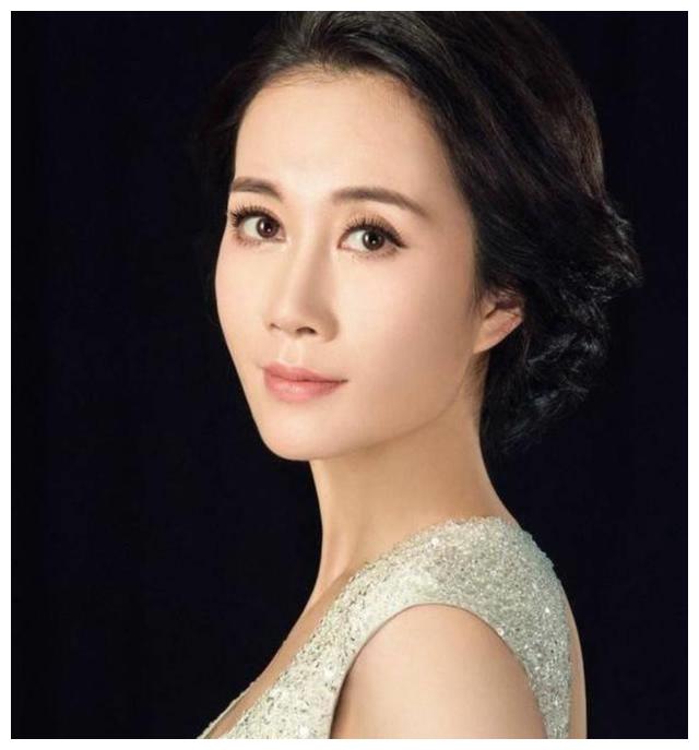 她被称"烂片女王",出道多年不火,今42岁仍单身