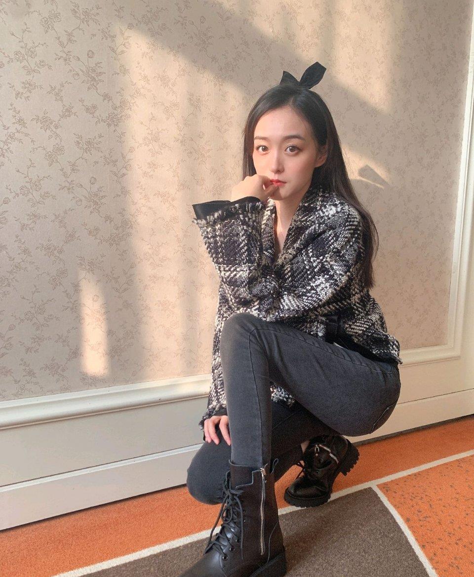 何泓姗状态真是好极了格纹外套配牛仔裤干练利落大秀好身段