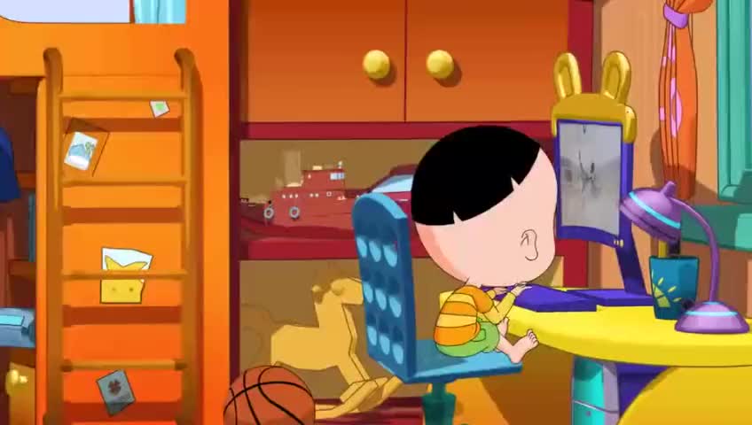 大头儿子不会系鞋带害怕朋友们笑话自己竟然光着脚踢球