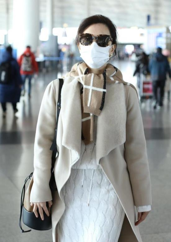 陈数真是知性女人典范穿米色大衣优雅温柔超有魅力温柔端庄