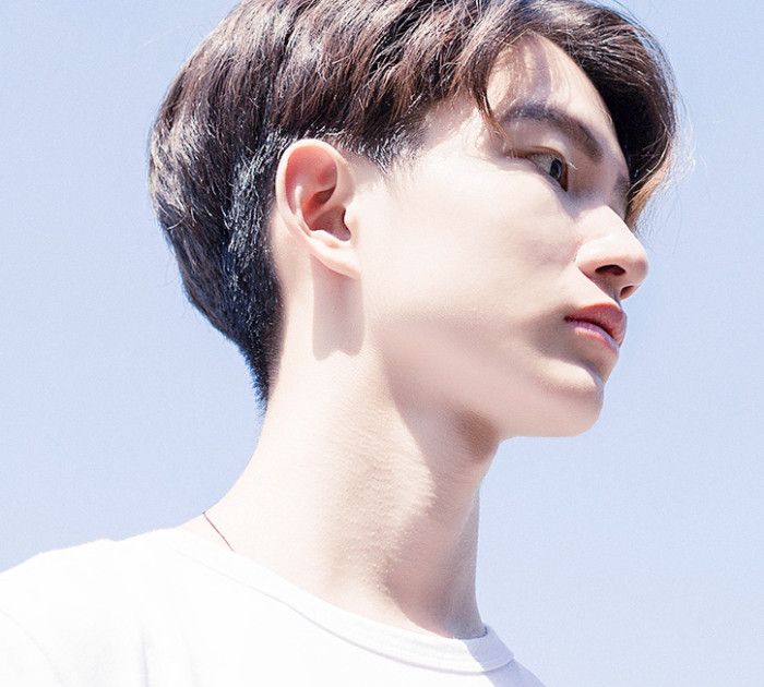 组图:阳光下的00后文艺小哥哥,具有花美男的颜值和外貌的男生!