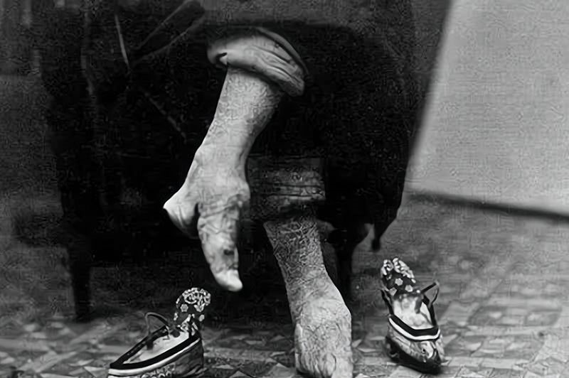 三寸金莲死灰复燃网络上大秀缠足的人究竟中了什么邪