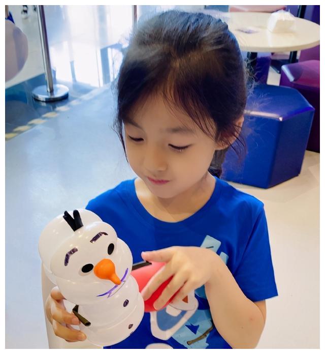 尤其是刘畊宏的长子刘宇恩,留着一头长长的头发,和小泡芙除了个子不一