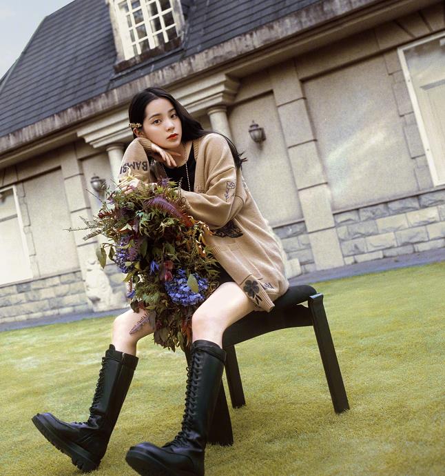 欧阳娜娜解锁"新身份",坐在椅子上凹造型,看清腿型:过于真实