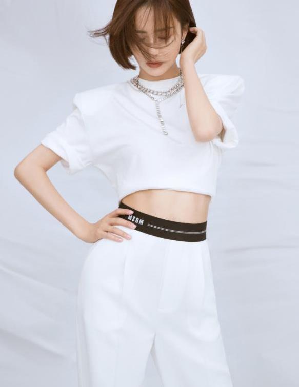 t恤短一截显比例,腰上马甲线更吸睛|t恤|佟丽娅|短款_新浪新闻