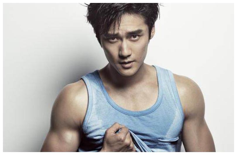 蒋劲夫身材,现身机场,就看起来壮了不少