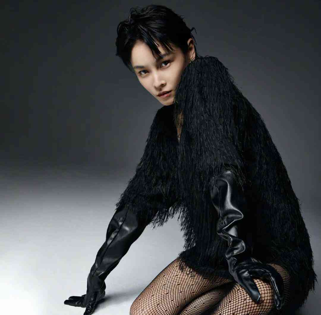 张蓝心时尚健康大片太酷了每一张都冷艳高贵帅到了