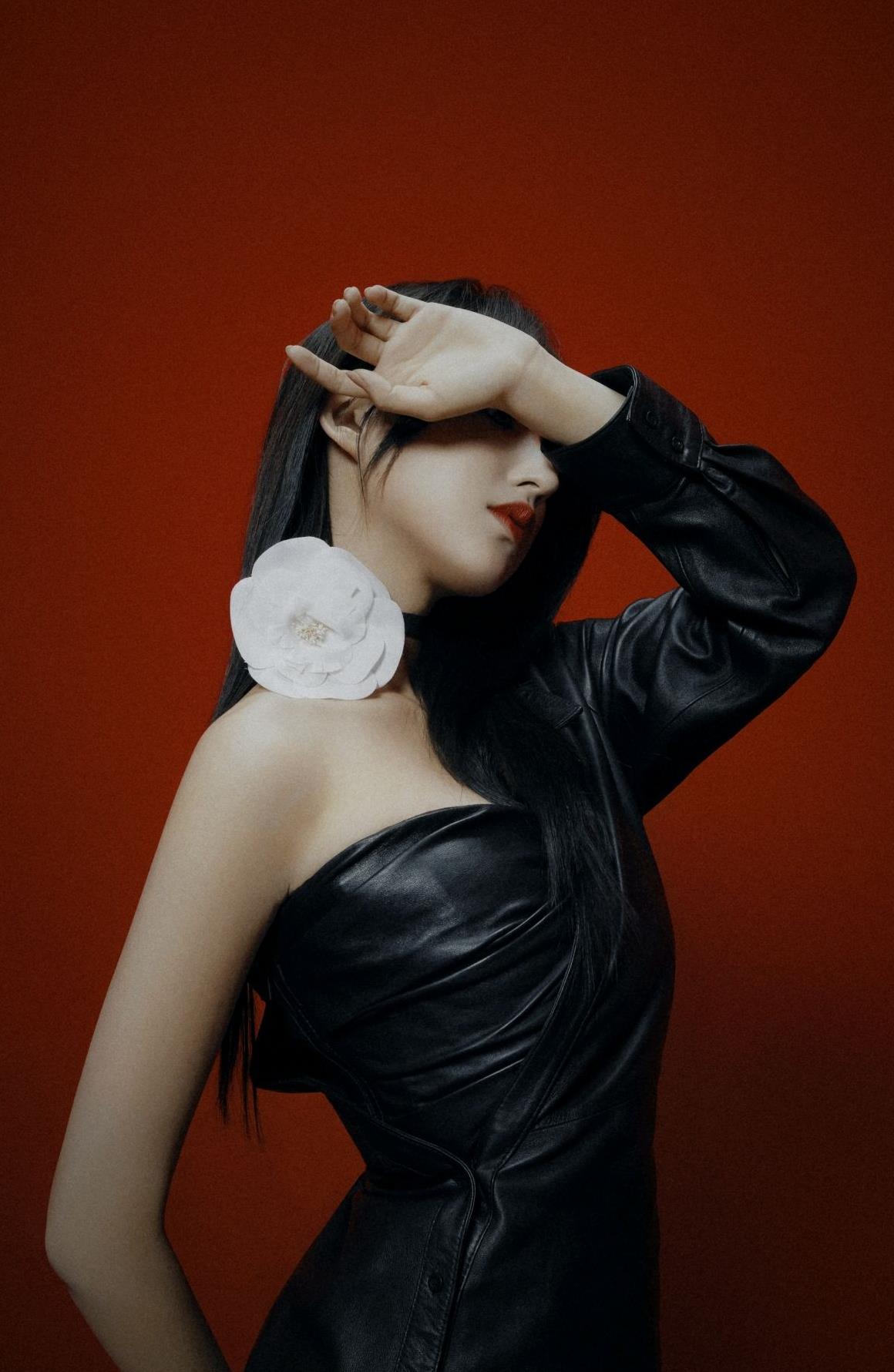 程潇瘦腿成功,双马尾搭配牛奶袜,美回洋娃娃