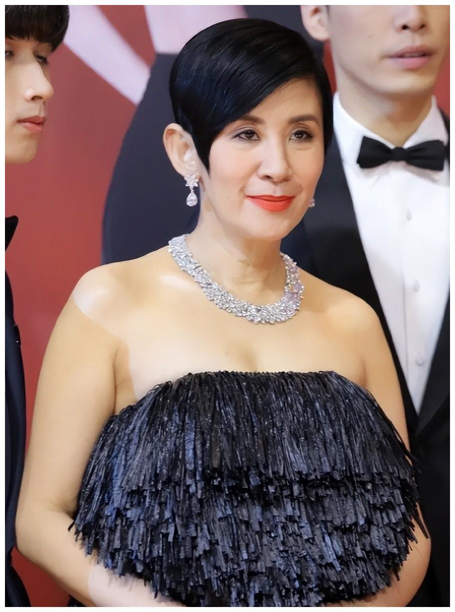 7月最土的三大红毯!鸡毛装、披床单、野猪造型,土得我笑出猪叫休闲区蓝鸢梦想 - Www.slyday.coM 7月最土的三大红毯!鸡毛装、披床单、野猪造型,土得我笑出猪叫休闲区蓝鸢梦想 - Www.slyday.coM