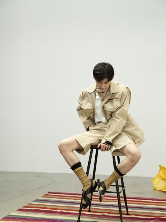 白敬亭综艺搞怪逗趣,一身白西装男神范十足,不愧是公认的校草