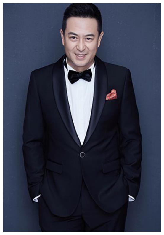 张嘉译带老婆孩子出去吃饭,驼背更加厉害,直不起身让人担忧