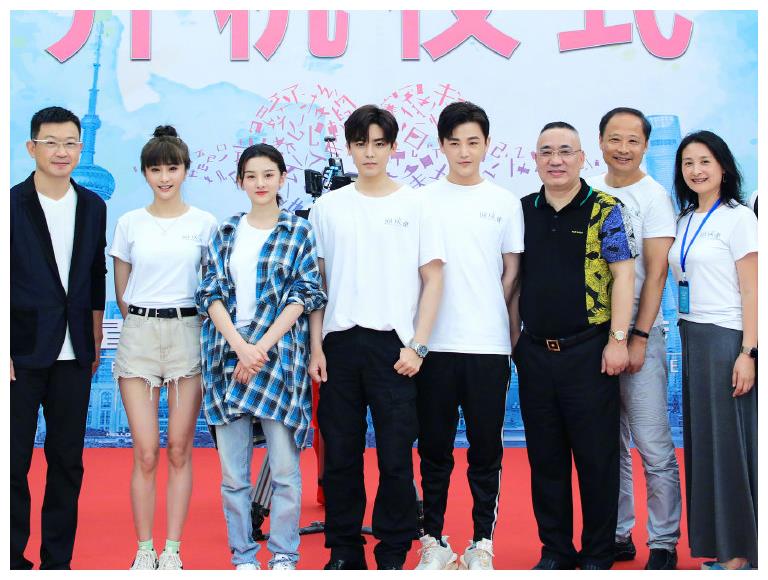 宋祖儿新戏开机,穿蓝色格子衫 牛仔裤,同框侯明昊cp感十足