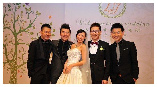 回国后夫妇俩在西安举办了简单的婚礼,好友 马可,彭宇,李响 前去道贺