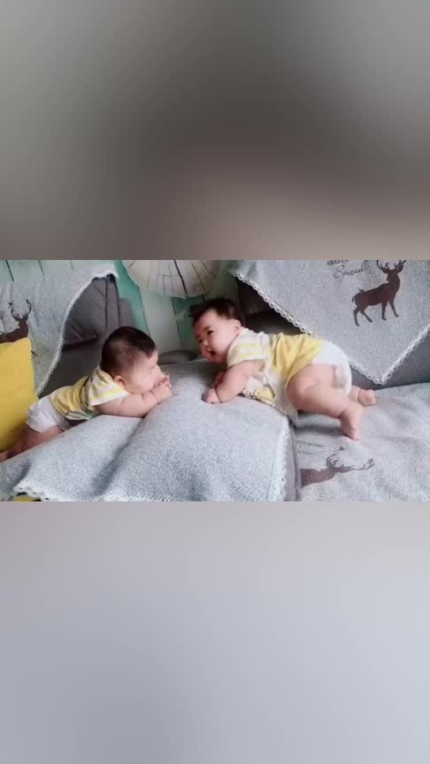 双胞胎宝宝这是在干吗怎么趴在床上买起萌了小模样好逗啊