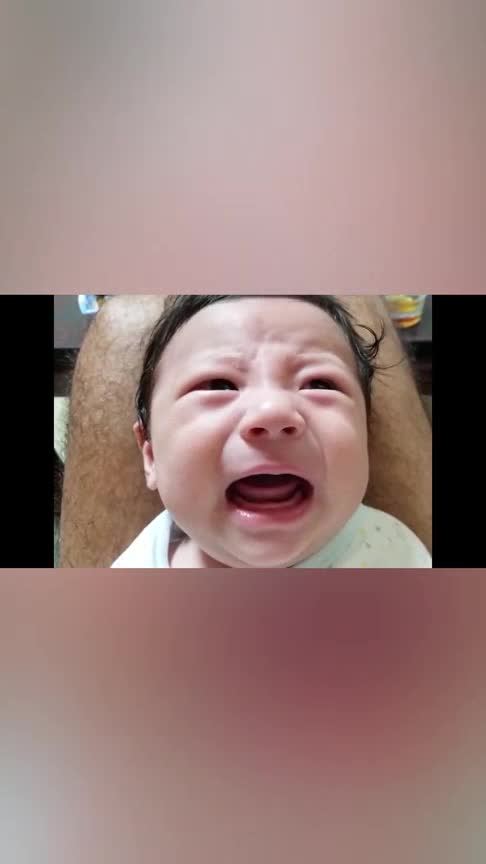 小宝宝饿了哭的眼泪刷刷流也没人理会气得吼叫式的大哭起来